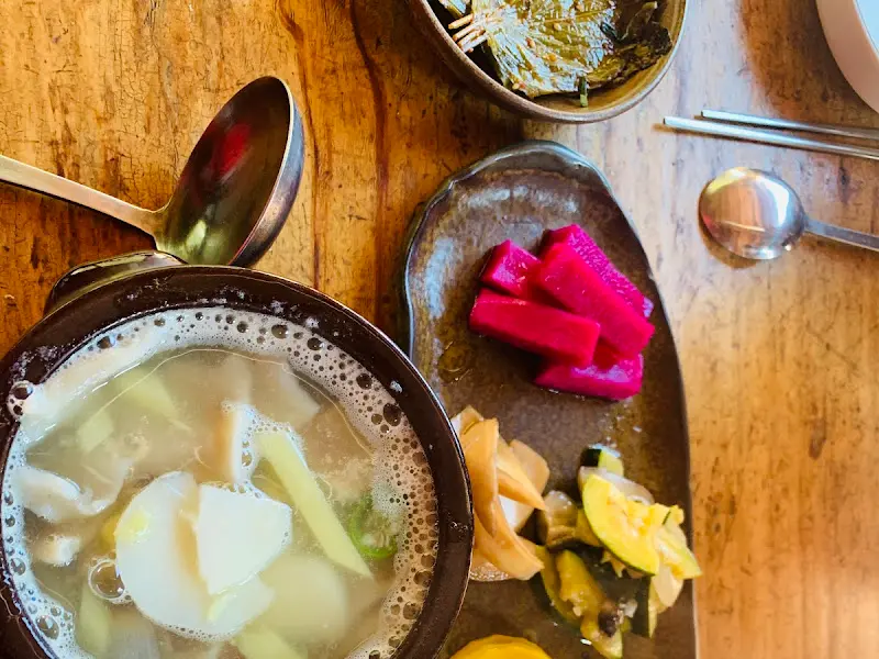 수제비와 반찬을 함께 찍은 항공샷