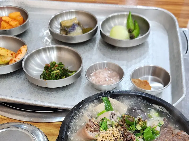 국밥과 반찬 전체샷