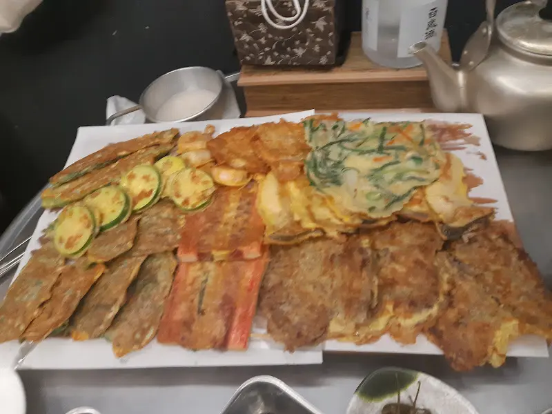 푸짐하게 쌓인 전들