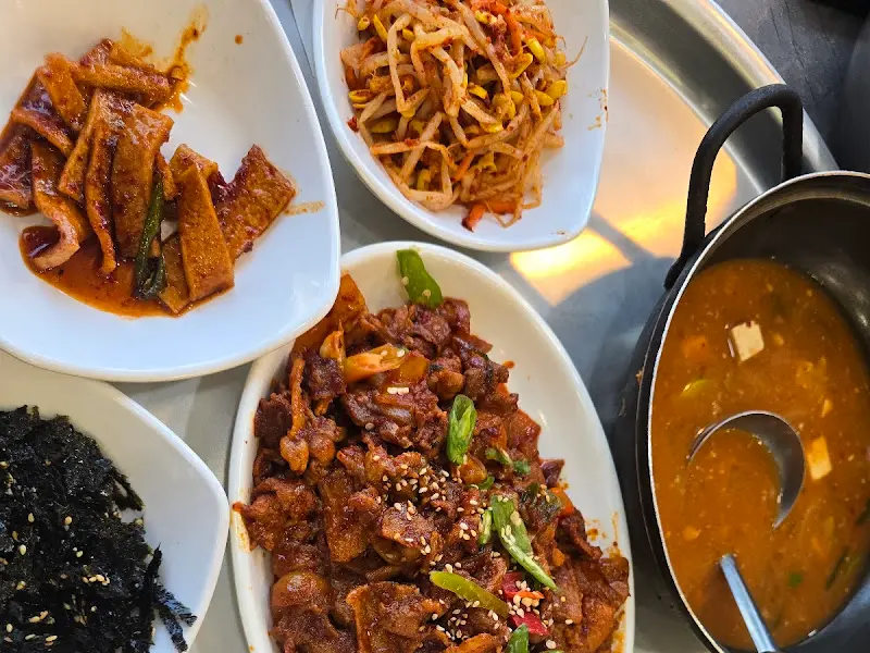 돼지두루치기 정식 한 상 차림