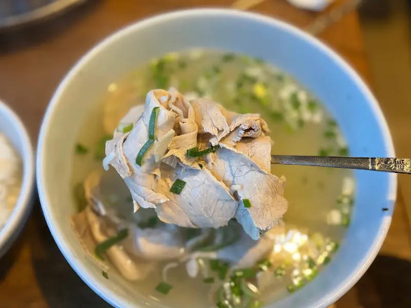 숟가락 위에 올려진 돼지고기