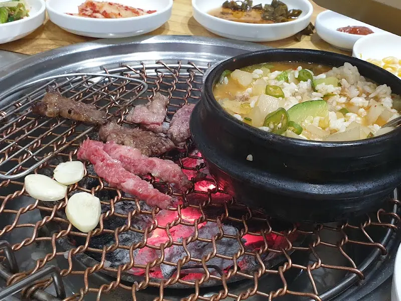 숯불 위에서 익어가는 꽃등심과 된장찌개