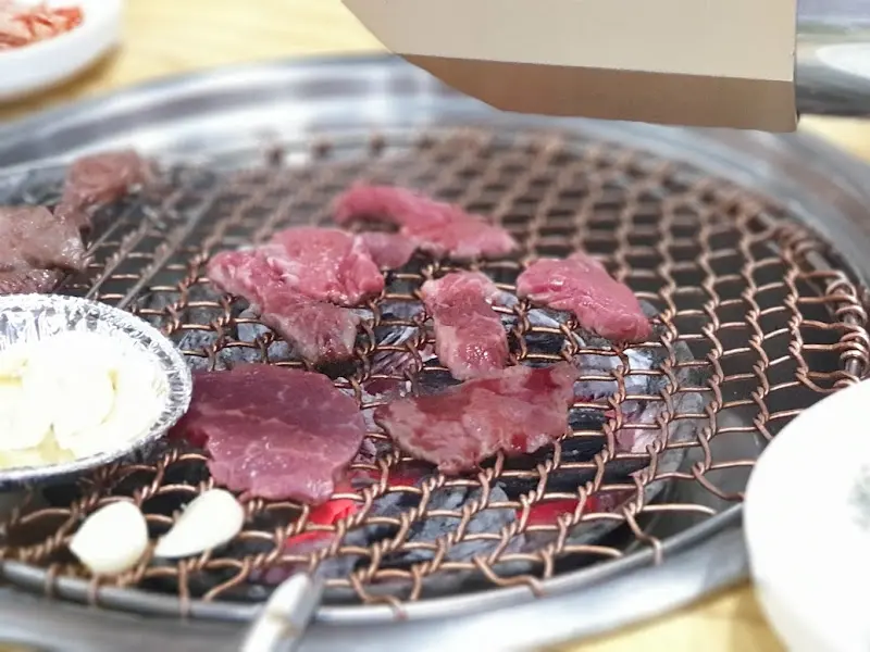 불판 위에서 익어가는 소고기