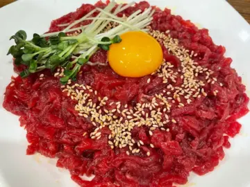 종로의 활기 넘치는 맛, 통큰누이네육회빈대떡에서 맛보는 광장시장 향수