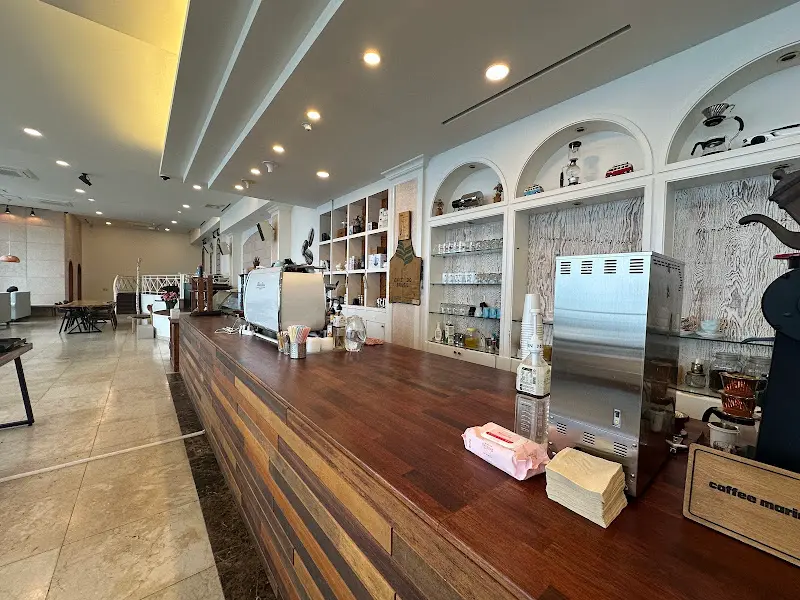 마린데크339 내부 카운터와 테이블