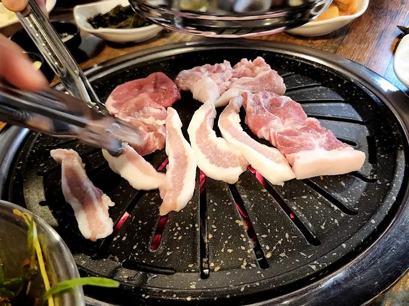 숯불 위에서 익어가는 뒷고기