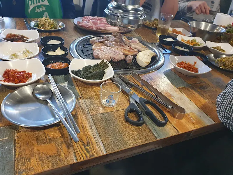 고기와 반찬이 가득한 테이블