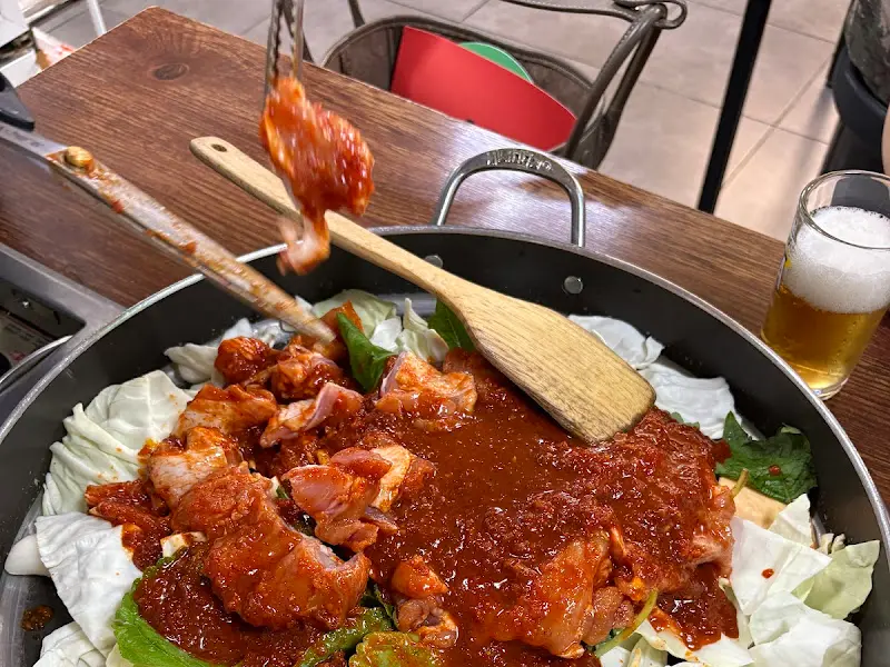 닭갈비 볶는 모습