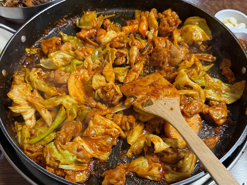 오근내 닭갈비 내부