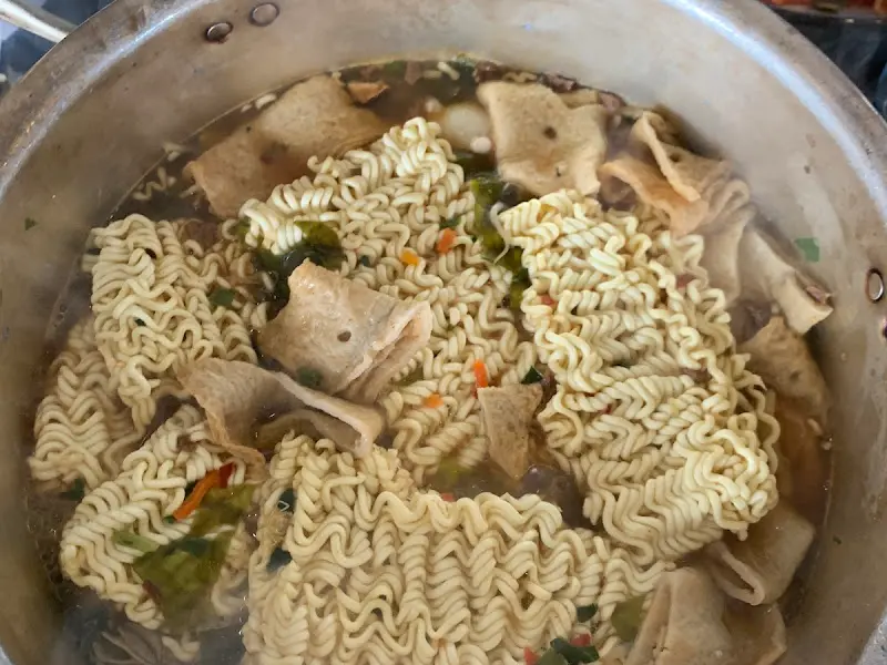 해물라면 속 라면 면발과 오뎅꼬치