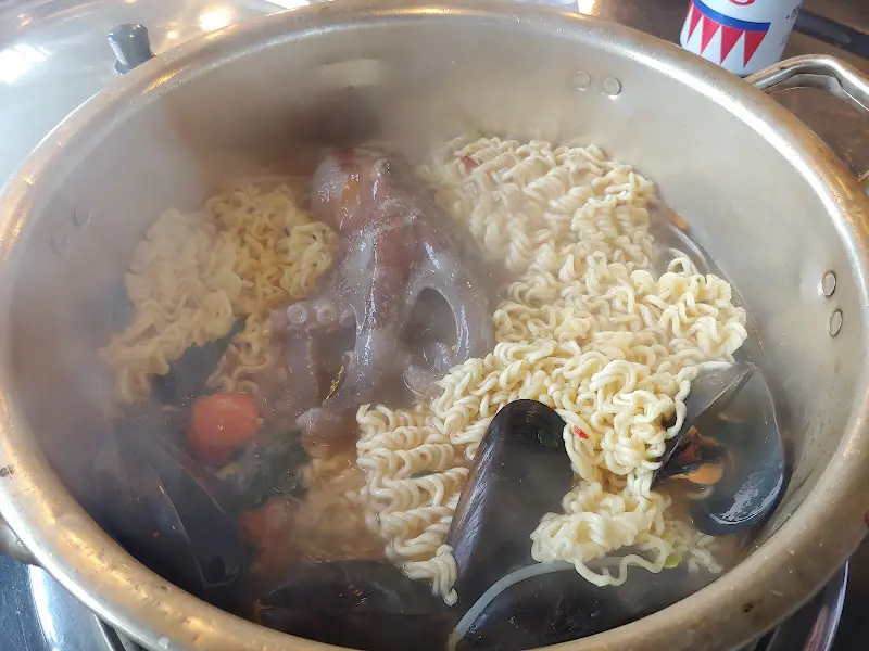 해물라면 속 문어