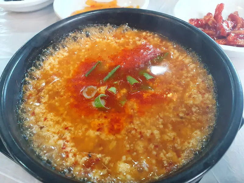 보글보글 끓는 순두부찌개