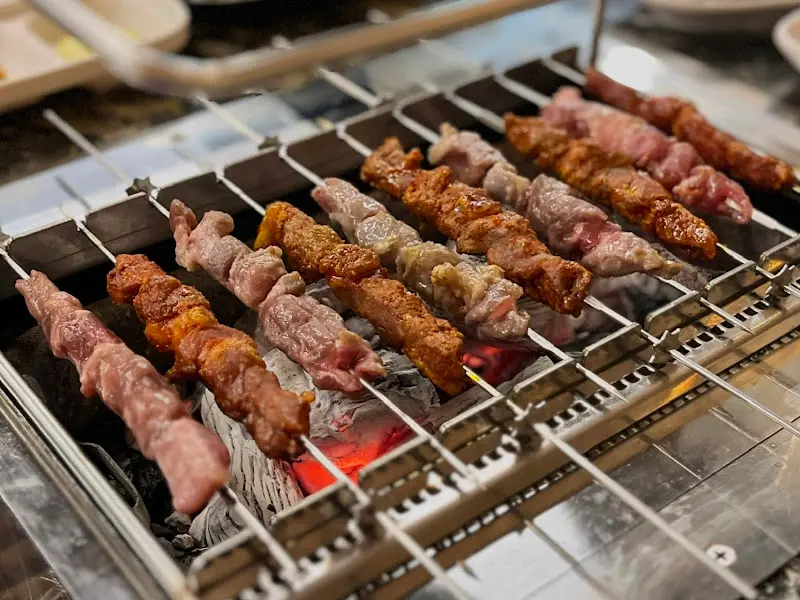 숯불 위에서 노릇노릇 익어가는 양꼬치