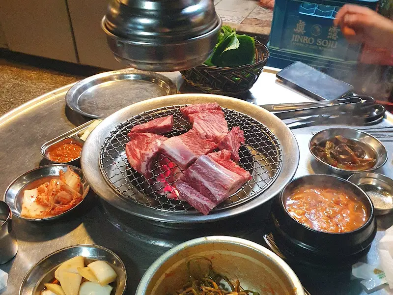 숯불 위에 올려진 생갈비