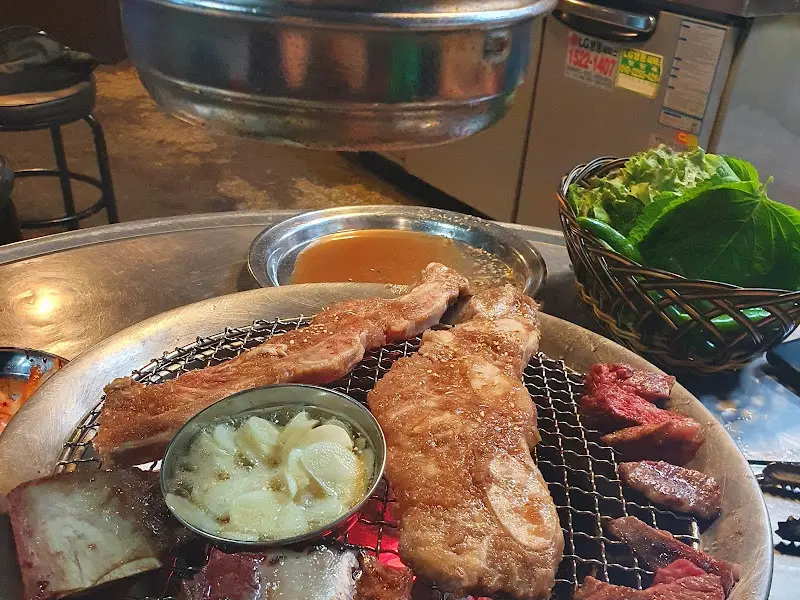 숯불 위에서 익어가는 양념 LA갈비