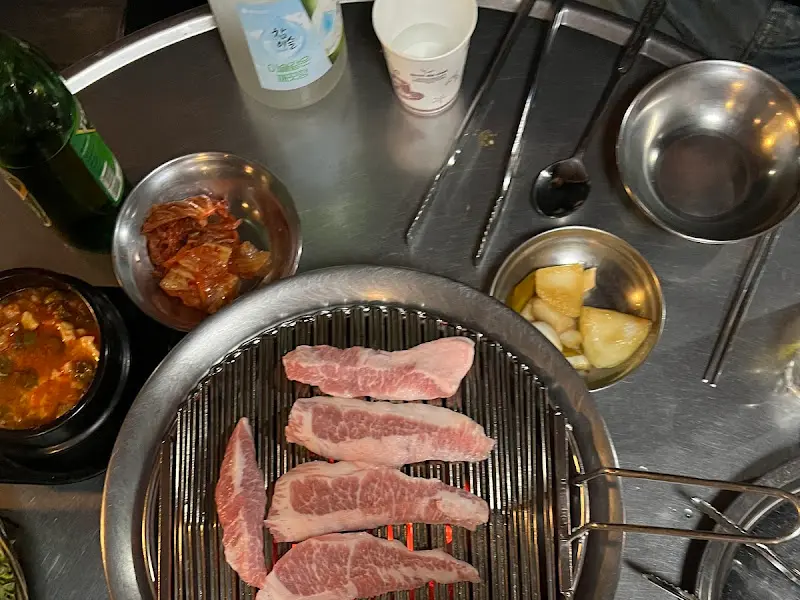 불판 위에 구워지고 있는 삼겹살