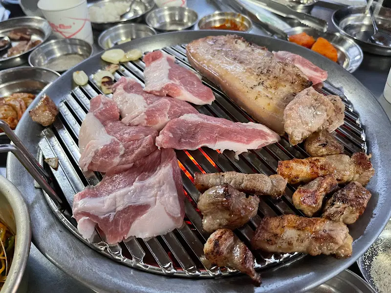 불판 위에 올려진 삼겹살과 갈비