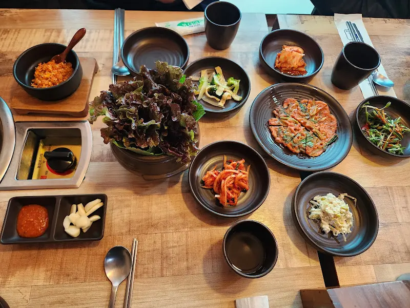 다양한 반찬들이 정갈하게 담겨 나온 모습