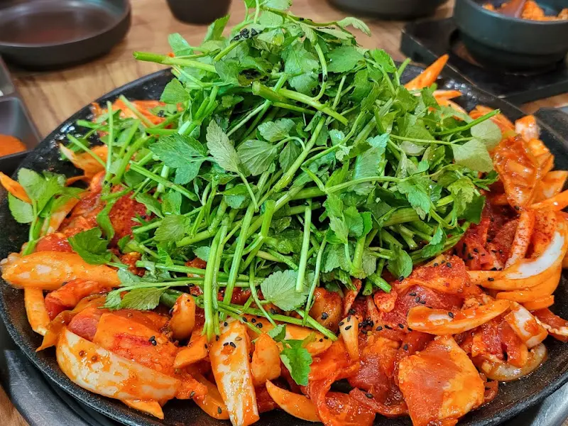 오삼철판의 화려한 비주얼