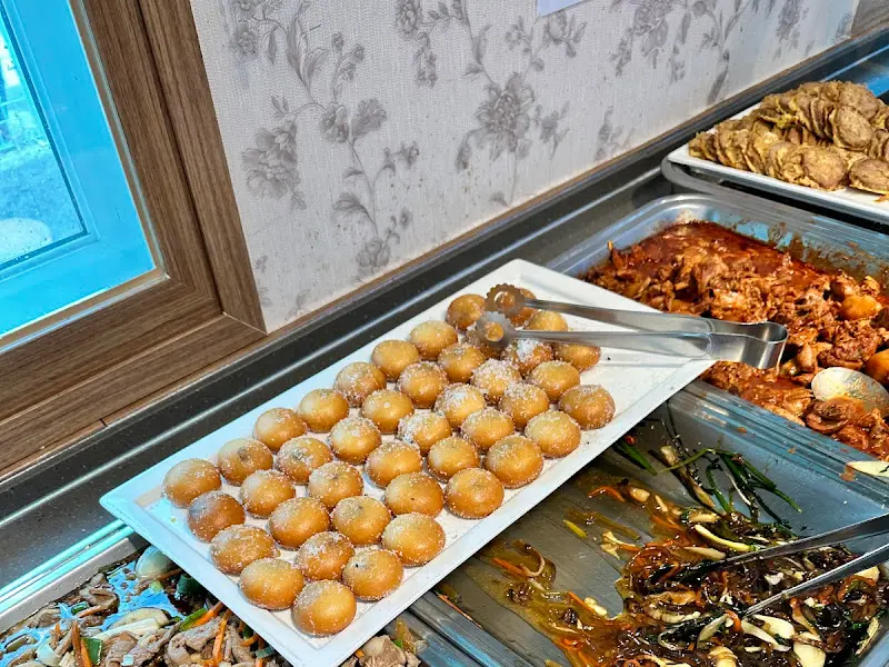 뷔페 코너의 찹쌀 도넛과 다양한 반찬들