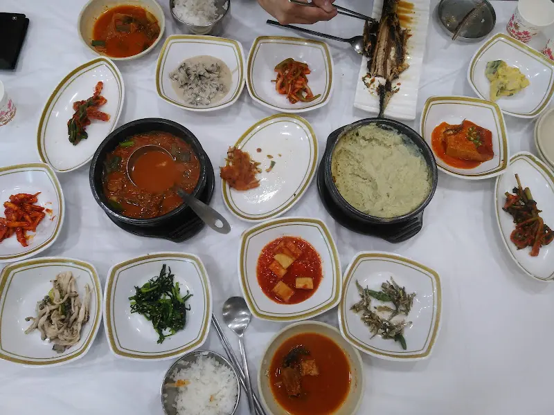 뷔페식으로 차려진 다양한 반찬들