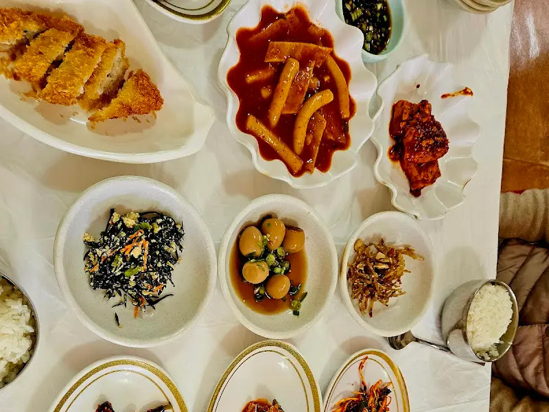 다양한 뷔페 반찬들의 모습