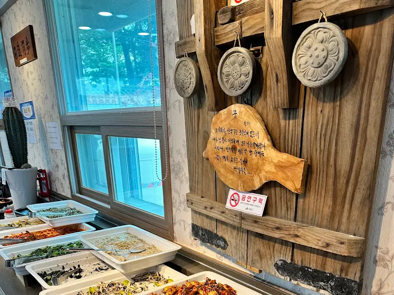 정갈하게 담긴 뷔페 음식들