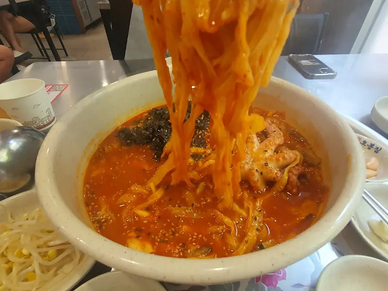 젓가락으로 면을 들어올린 모습