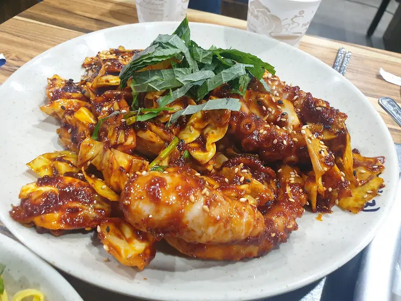 윤기가 자르르 흐르는 직화 낙지볶음