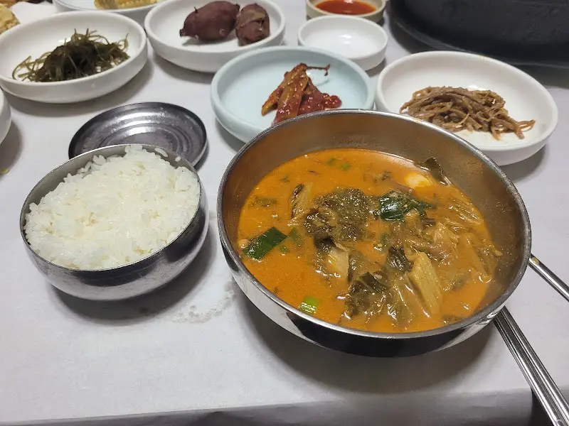 밥과 짱뚱어탕, 다양한 반찬들