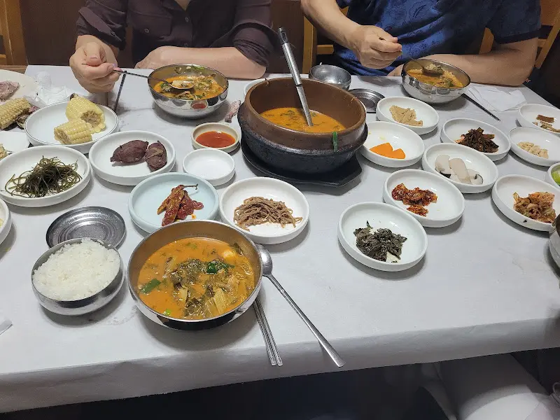 테이블 가득 차려진 짱뚱어탕 정식