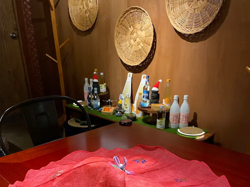 다양한 술병들이 진열된 모습