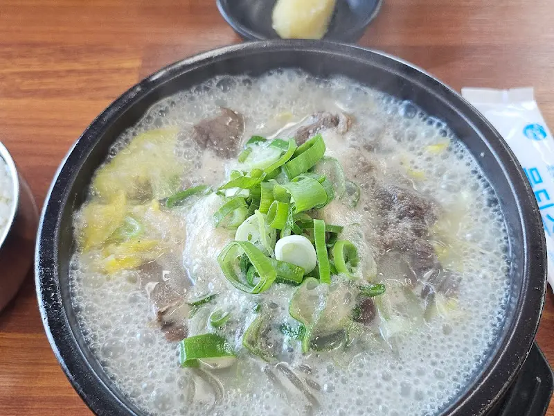 해장국 위로 송송 썰린 파가 푸짐하게 올라가 있다.