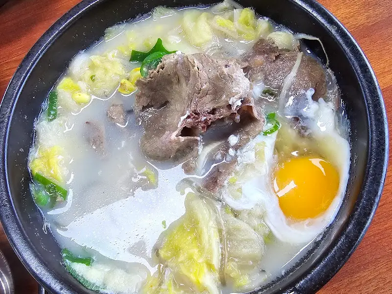 계란을 넣어 더욱 푸짐해진 해장국