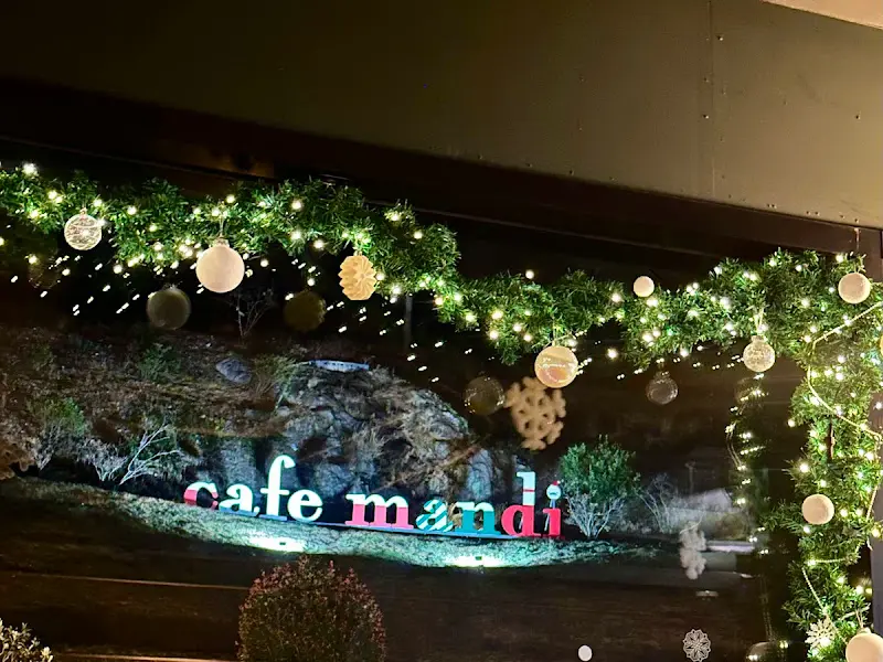 밤에 빛나는 카페 만디