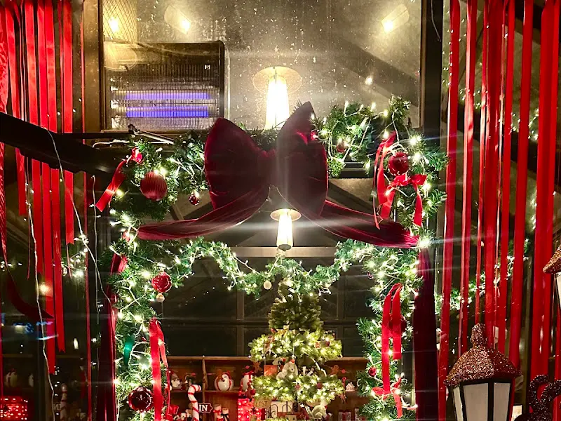 크리스마스 장식으로 꾸며진 내부