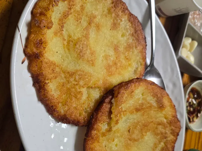 겉은 바삭, 속은 촉촉한 감자전. 젓가락을 멈출 수 없는 맛이다.