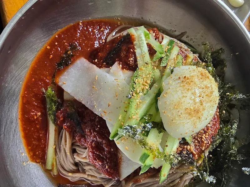 매콤한 양념이 돋보이는 비빔 막국수, 입맛을 돋우는 비주얼이다.