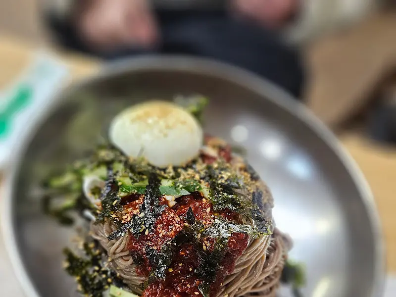 비빔 막국수 근접 사진