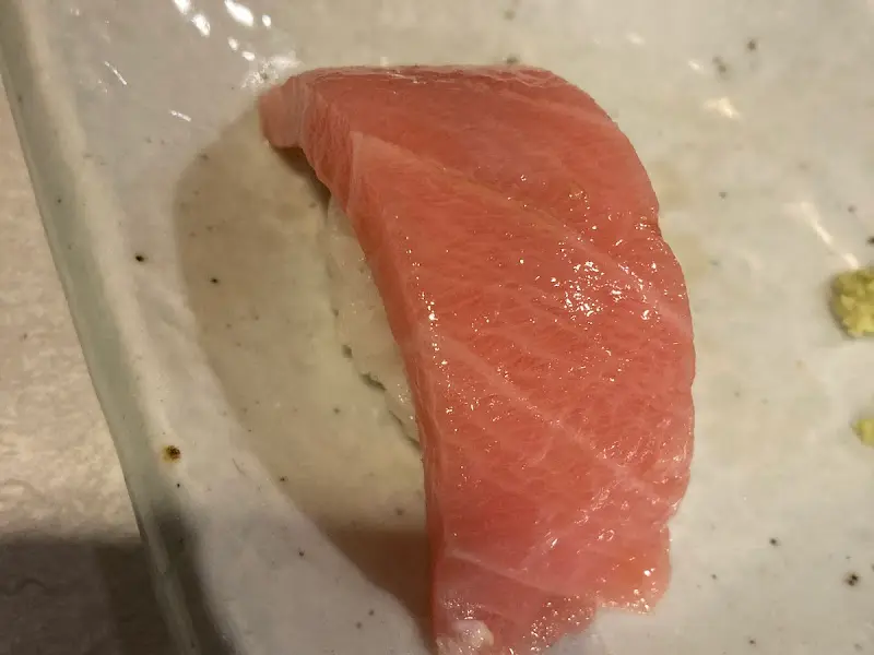 윤기가 흐르는 참치 한 점