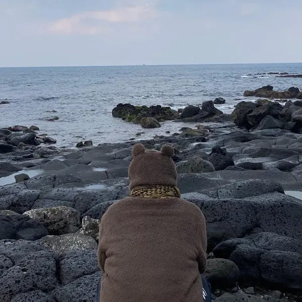 바다를 바라보는 뒷모습