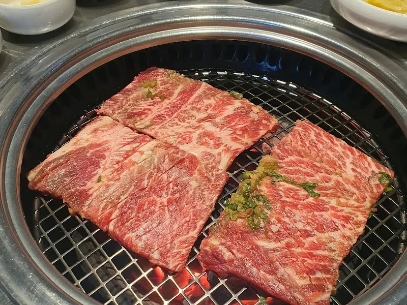 숯불 위에서 구워지고 있는 수원왕갈비