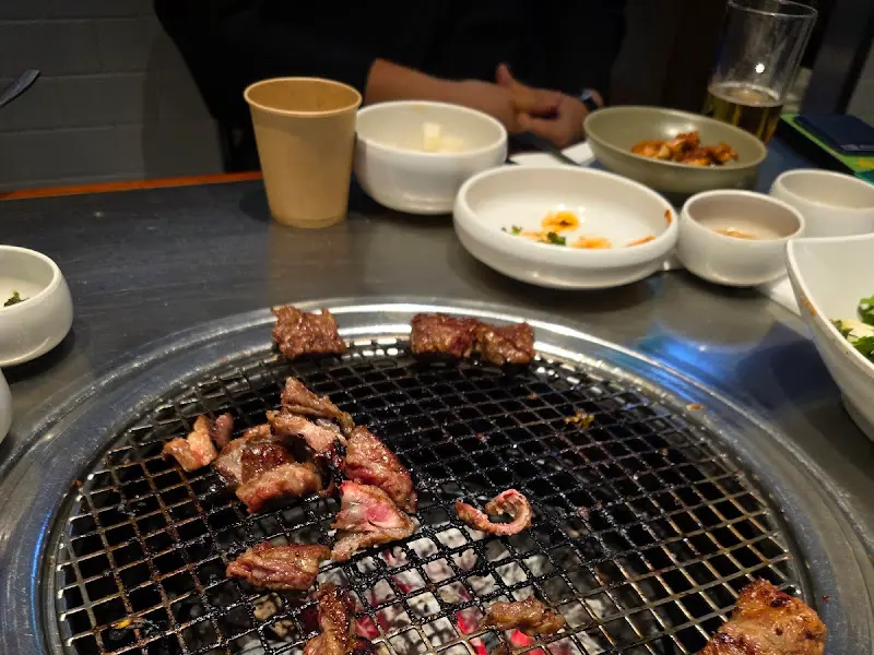 숯불 위에 남은 갈비 조각들