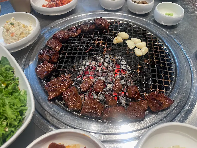 숯불 위에서 익어가는 갈비와 마늘