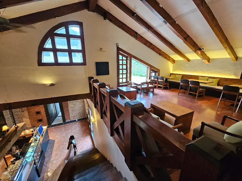 카페 내부, 높은 천장과 탁 트인 창문이 인상적이다.