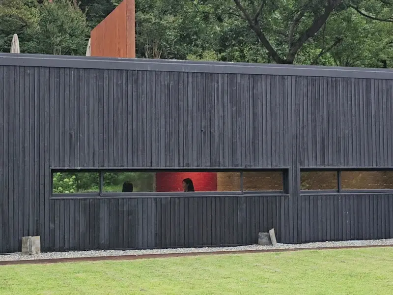 모던한 느낌의 회색 건물