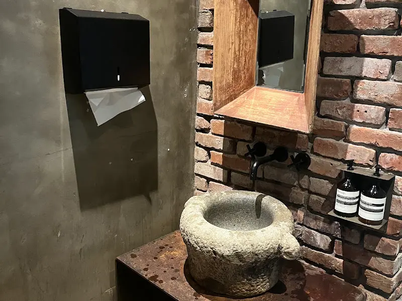 돌 세면대가 인상적인 화장실