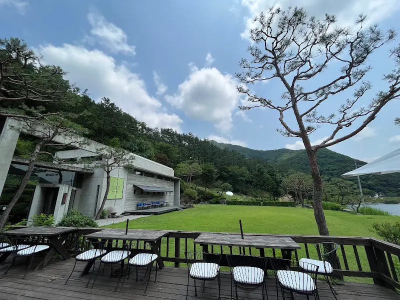 카페 외부 테이블 좌석