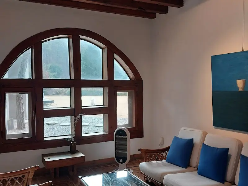 창밖 풍경이 보이는 카페 내부 좌석