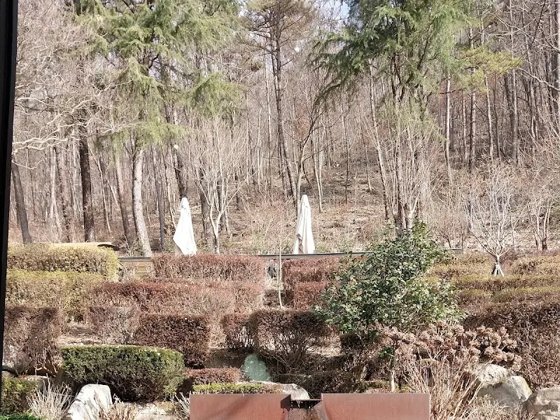 붉은 벽돌 건물의 오스 갤러리